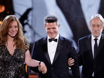 Laura Tesoriero (i) y Neil Portnow (d) presentan al cantante y compositor español Alejandro Sanz Laura Tesoriero (i) y Neil Portnow (d) presentan al cantante y compositor español Alejandro Sanz