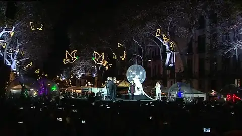 Barcelona ya luce alumbrado navideño tras un homenaje a las víctimas del atentado de las Ramblas Barcelona ya luce alumbrado navideño tras un homenaje a las víctimas del atentado de las Ramblas