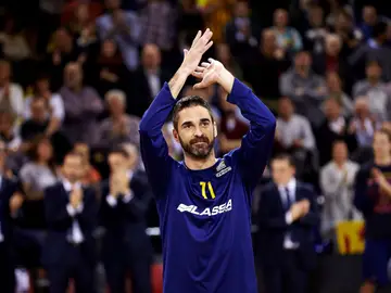 Juan Carlos Navarro aplaude a la afición por su homenaje Juan Carlos Navarro aplaude a la afición por su homenaje