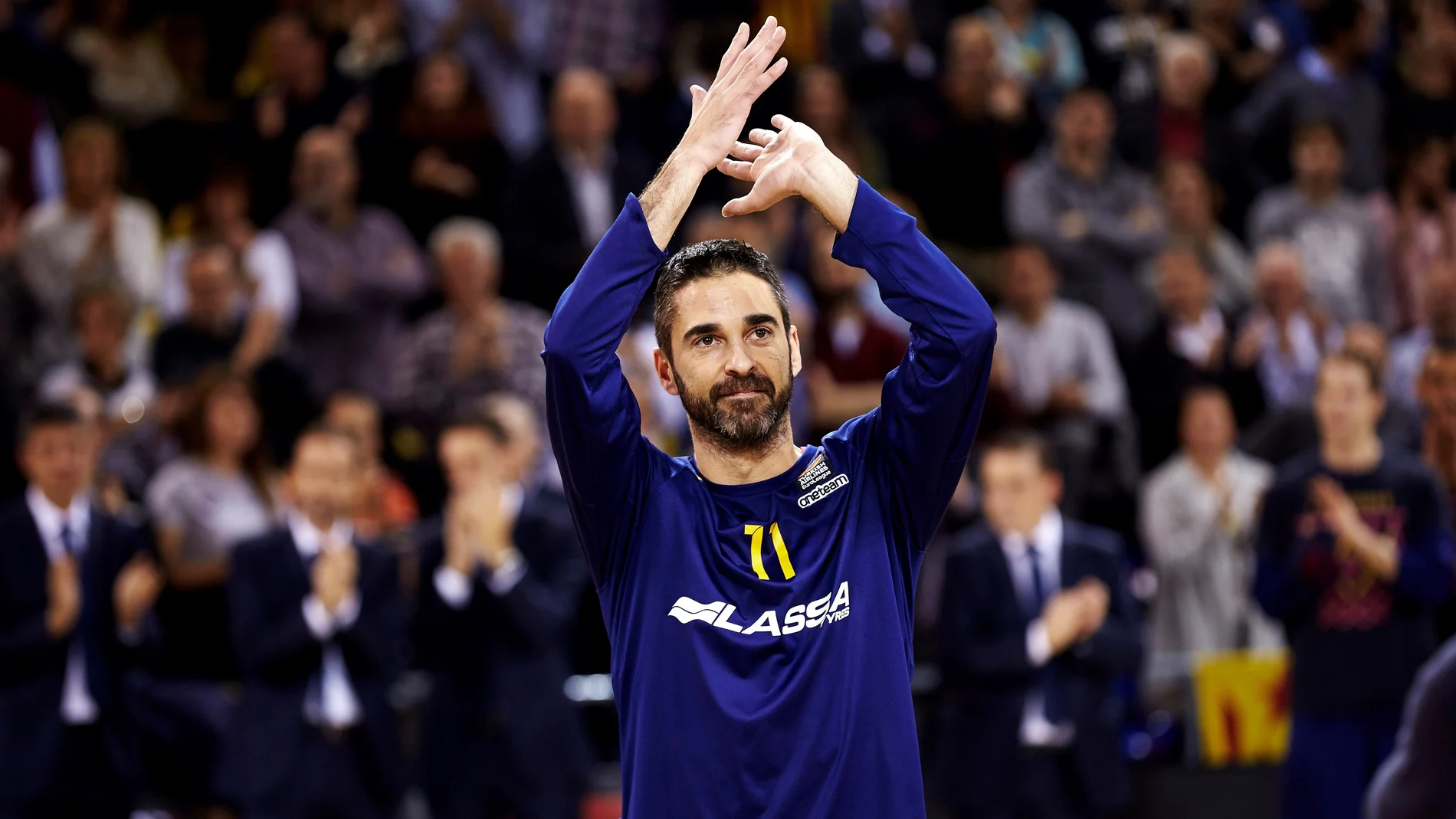Juan Carlos Navarro aplaude a la afición por su homenaje Juan Carlos Navarro aplaude a la afición por su homenaje