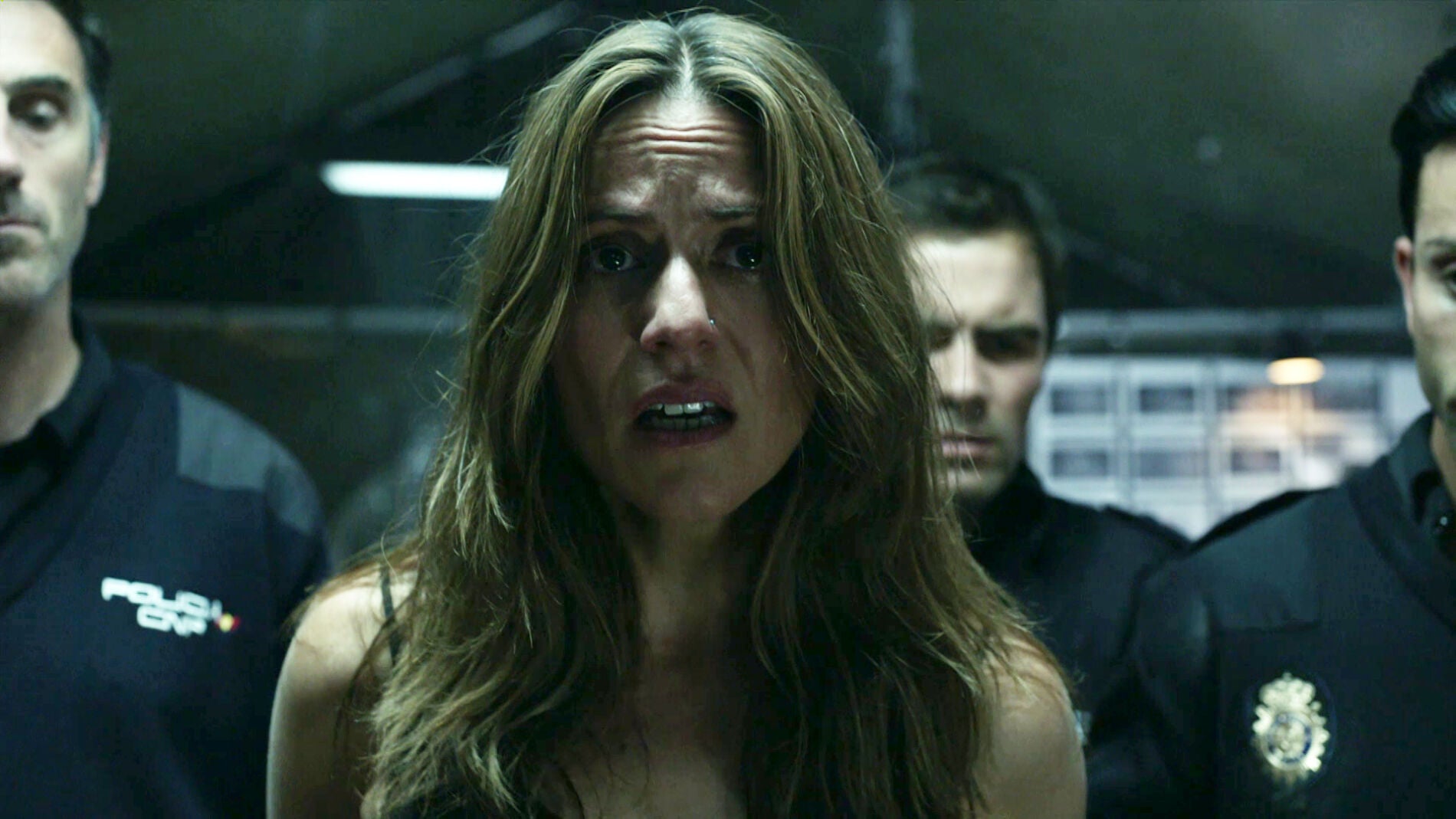 Raquel, presencia el momento en el que la polic&iacute;a entra en el hangar