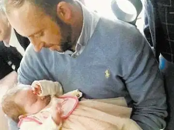 Davit Walsh, el testigo del accidente, coge ahora en brazos a la bebé que salvó Davit Walsh, el testigo del accidente, coge ahora en brazos a la bebé que salvó
