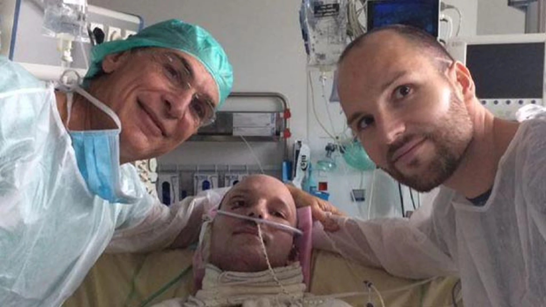 Maurice Mimou junto a los gemelos tratados Maurice Mimou junto a los gemelos tratados