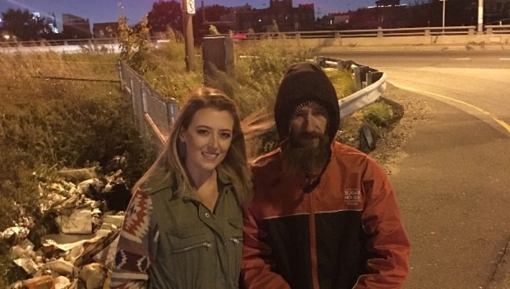 Imagen que la mujer subió con el indigente para recaudar fondos