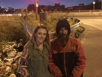 Imagen que la mujer subió con el indigente para recaudar fondos Imagen que la mujer subió con el indigente para recaudar fondos