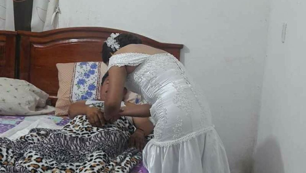 Acude a visitar a un paciente el día de su boda