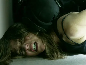 Raquel es detenida por la policía ante los ojos de espanto de Ángel Raquel es detenida por la policía ante los ojos de espanto de Ángel