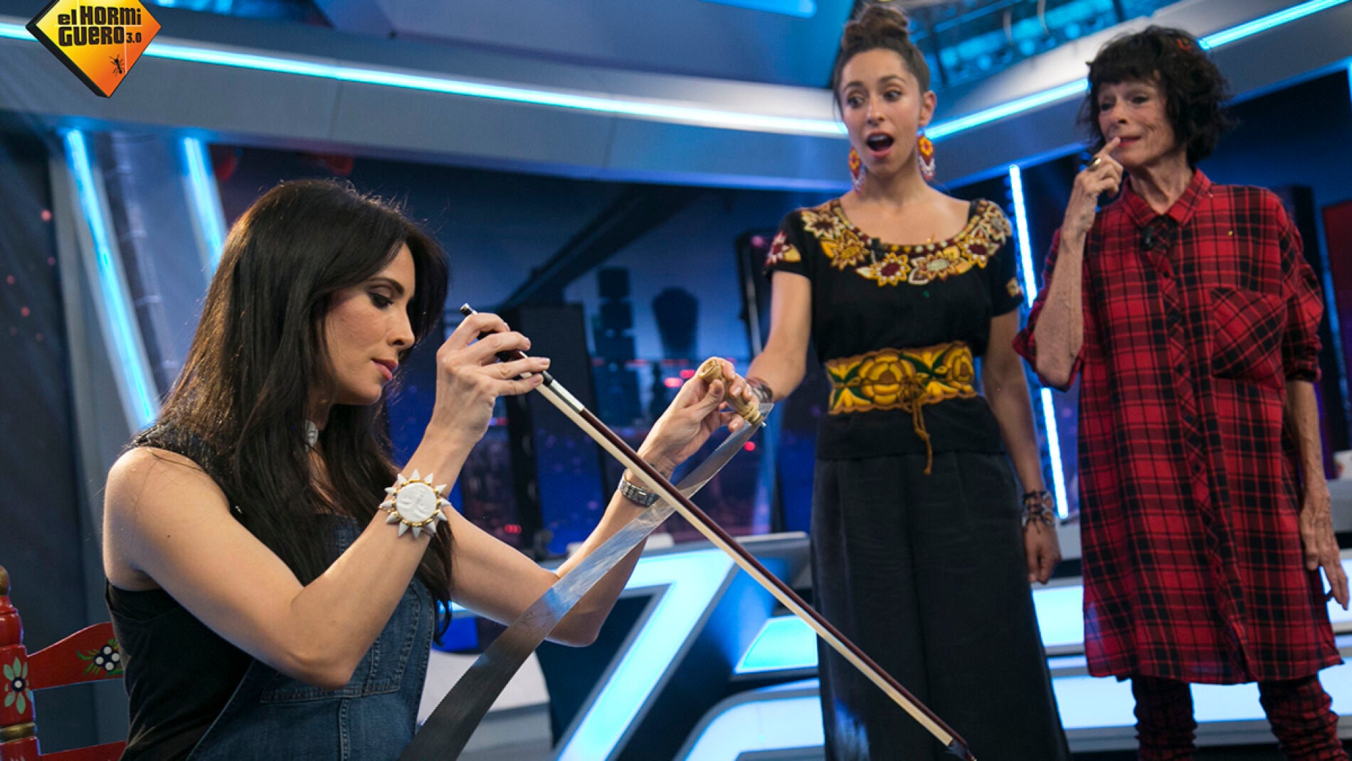 Pilar Rubio toca una canci&oacute;n de nana con un serrucho a modo de viol&iacute;n
