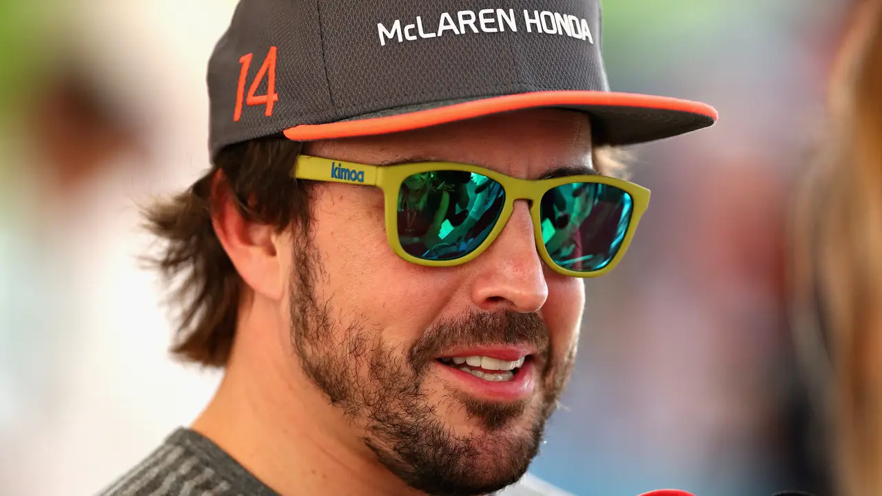 Fernando Alonso atiende a los medios en Abu Dabi