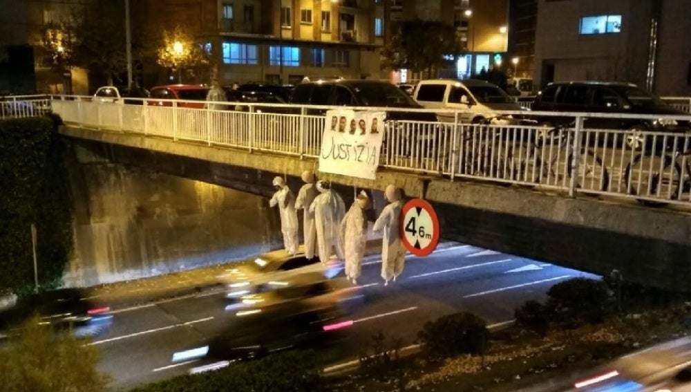 Cuelgan cinco muñecos ahorcados con la imagen de los miembros de 'La Manada' de un puente de Pamplona