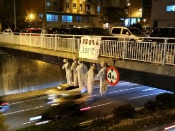 Cuelgan cinco muñecos ahorcados con la imagen de los miembros de 'La Manada' de un puente de Pamplona