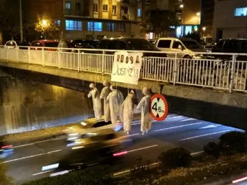 Cuelgan cinco muñecos ahorcados con la imagen de los miembros de 'La Manada' de un puente de Pamplona Cuelgan cinco muñecos ahorcados con la imagen de los miembros de 'La Manada' de un puente de Pamplona