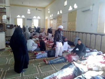 Varias personas permanecen junto a cuerpos sin vida en el interior de la mezquita atacada en Egipto