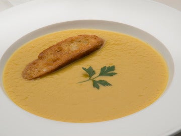 Crema de puerros con pan al ajo