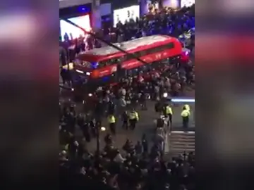 La Policía de Londres no localiza a sospechosos ni evidencia de disparos y reabre la estación de Oxford Circus La Policía de Londres no localiza a sospechosos ni evidencia de disparos y reabre la estación de Oxford Circus