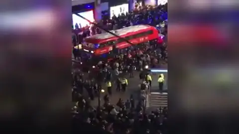 La Policía de Londres no localiza a sospechosos ni evidencia de disparos y reabre la estación de Oxford Circus La Policía de Londres no localiza a sospechosos ni evidencia de disparos y reabre la estación de Oxford Circus