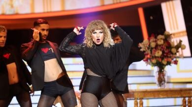 Lucía Gil se transforma en una diva para versionar ‘Look what you made me do’ como Taylor Swift