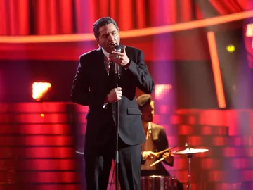 Raúl Pérez se mete en la piel de Leonard Cohen para cantar ‘Dance me to the end of love’ Raúl Pérez se mete en la piel de Leonard Cohen para cantar ‘Dance me to the end of love’