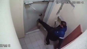 El hombre intentado abrir la puerta
