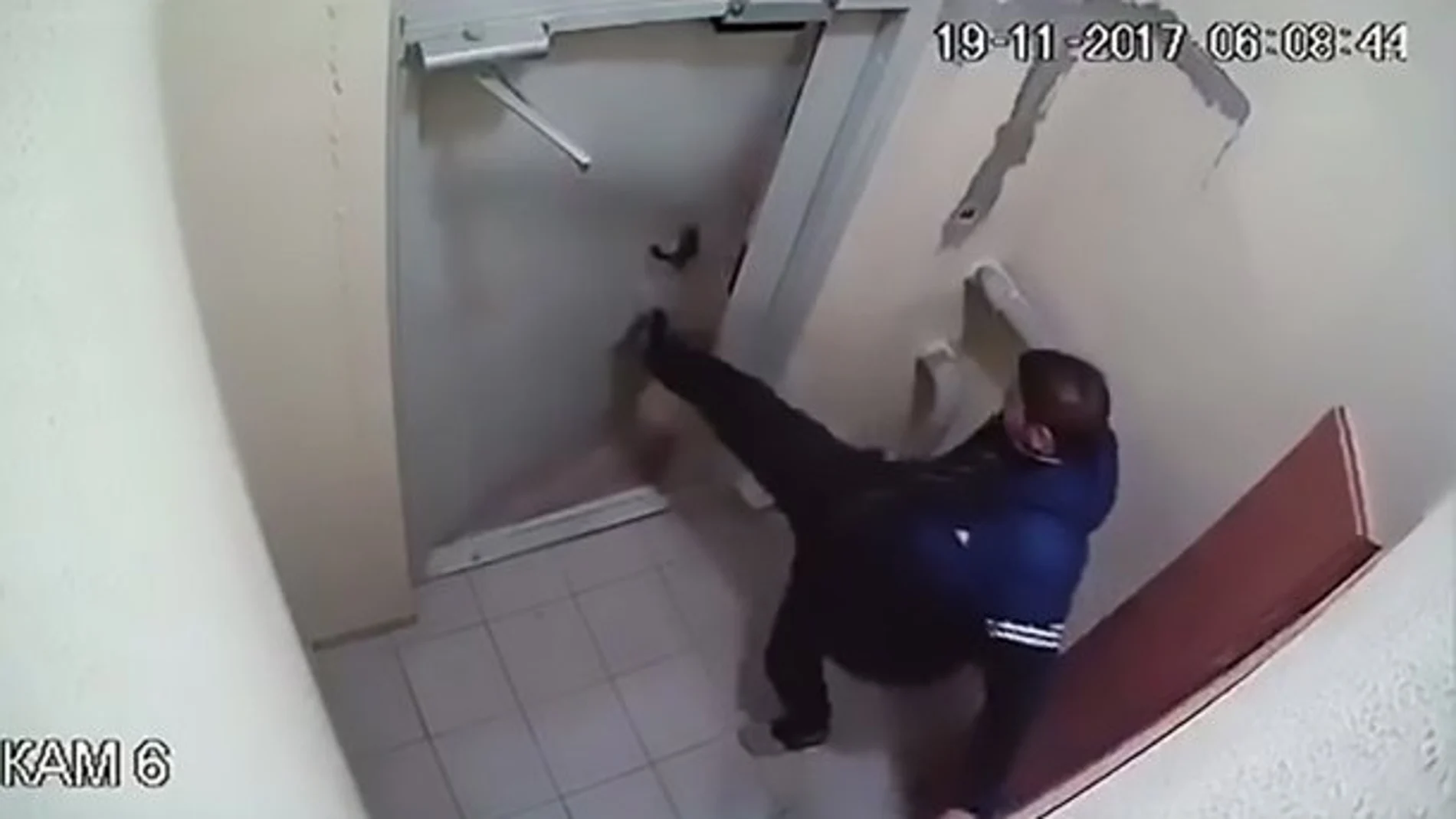 El hombre intentado abrir la puerta El hombre intentado abrir la puerta
