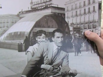 Un calendario sitúa en Madrid escenas del cine clásico, como 'Casablanca' o 'Cantando bajo la lluvia'