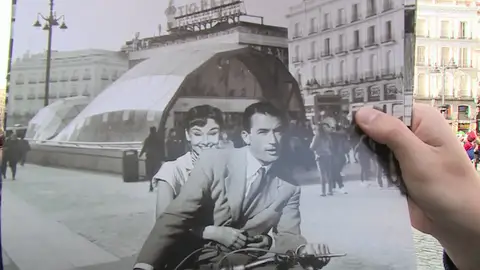 Un calendario sitúa en Madrid escenas del cine clásico, como 'Casablanca' o 'Cantando bajo la lluvia' Un calendario sitúa en Madrid escenas del cine clásico, como 'Casablanca' o 'Cantando bajo la lluvia'