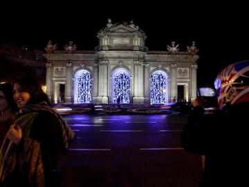 Iluminación navideña instalada en la Puerta de Alcalá de Madrid 