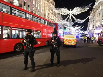 Varios policías fuertemente armados vigilan por los alrededores de la estación de metro de Oxford Circus Varios policías fuertemente armados vigilan por los alrededores de la estación de metro de Oxford Circus