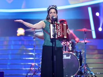 Lucía Jiménez se viste de Julieta Venegas para entonar su éxito ‘Andar conmigo’ Lucía Jiménez se viste de Julieta Venegas para entonar su éxito ‘Andar conmigo’