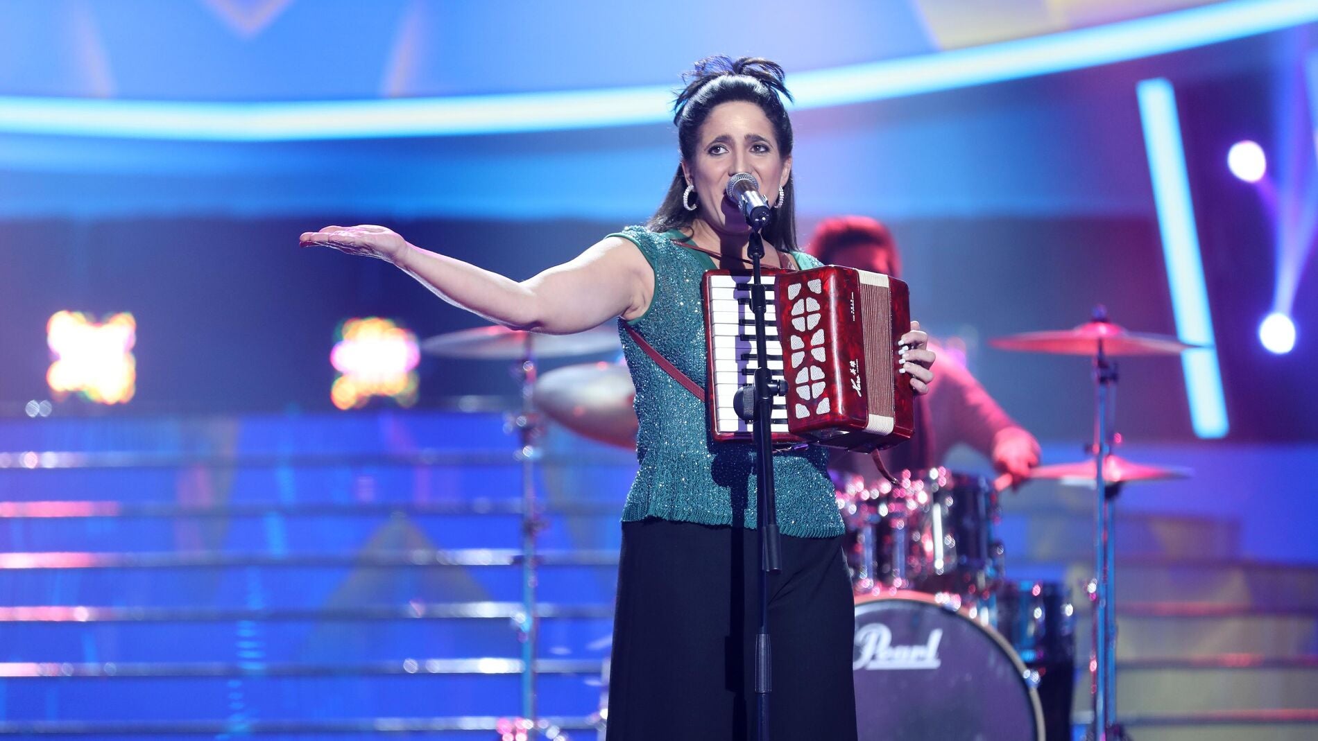 Luc&iacute;a Jim&eacute;nez se viste de Julieta Venegas para entonar su &eacute;xito &lsquo;Andar conmigo&rsquo;