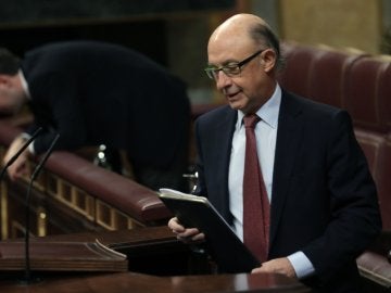El ministro de Hacienda, Cristóbal Montoro, en la tribuna del Congreso de los Diputados