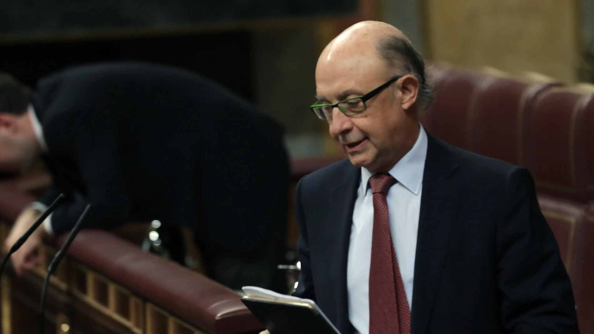 El ministro de Hacienda, Cristóbal Montoro, en la tribuna del Congreso de los Diputados El ministro de Hacienda, Cristóbal Montoro, en la tribuna del Congreso de los Diputados