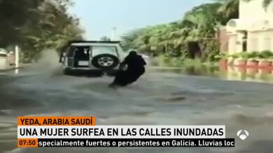 Una mujer aprovecha las inundaciones en Arabia Saudí para hacer esquí acuático por sus calles