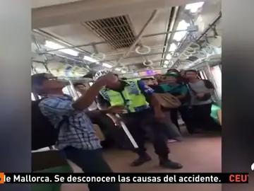 Un pasajero estampa contra el suelo a una serpiente escondida en un vagón del metro de Yakarta Un pasajero estampa contra el suelo a una serpiente escondida en un vagón del metro de Yakarta