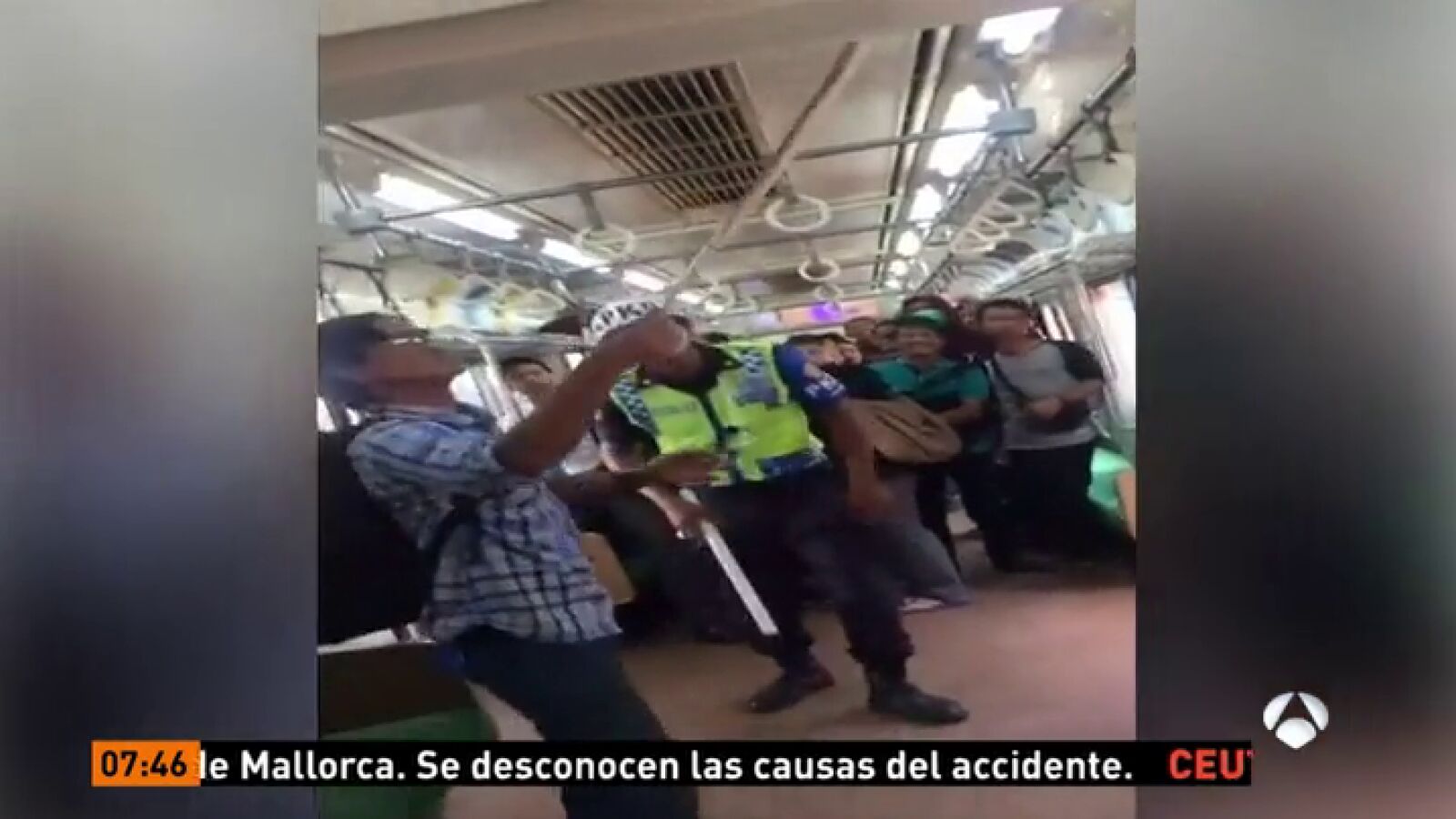 Un pasajero estampa contra el suelo a una serpiente escondida en un vagón del metro de Yakarta