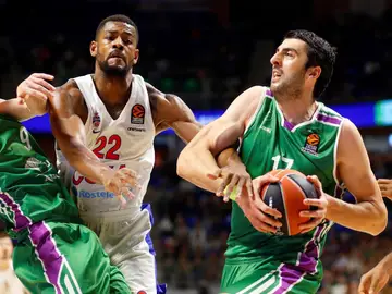 Shermadini penetra a canasta ante la defensa del CSKA Shermadini penetra a canasta ante la defensa del CSKA