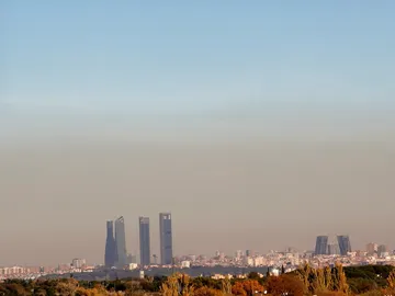 Vista de una capa de contaminación cubriendo la ciudad de Madrid Vista de una capa de contaminación cubriendo la ciudad de Madrid