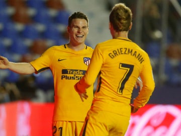 Gameiro celebra un gol con Griezmann