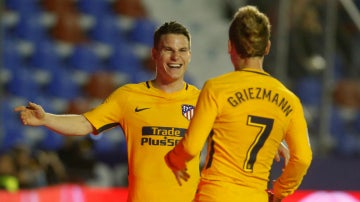 Gameiro celebra un gol con Griezmann