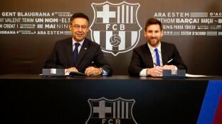 Bartomeu y Messi, en la firma del nuevo contrato del argentino