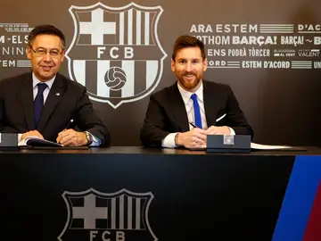 Bartomeu y Messi, en la firma de uno de los contratos del argentino Bartomeu y Messi, en la firma de uno de los contratos del argentino