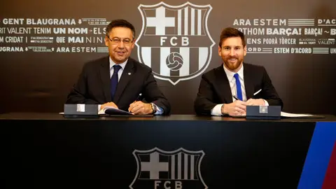 Bartomeu y Messi, en la firma de uno de los contratos del argentino Bartomeu y Messi, en la firma del nuevo contrato del argentino