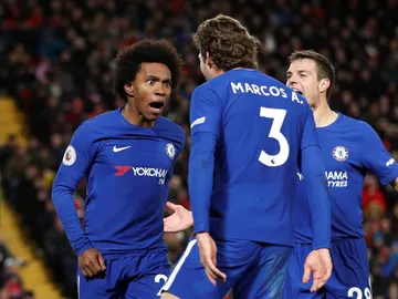 Willian celebra su golazo ante el Liverpool con sus compañeros Willian celebra su golazo ante el Liverpool con sus compañeros
