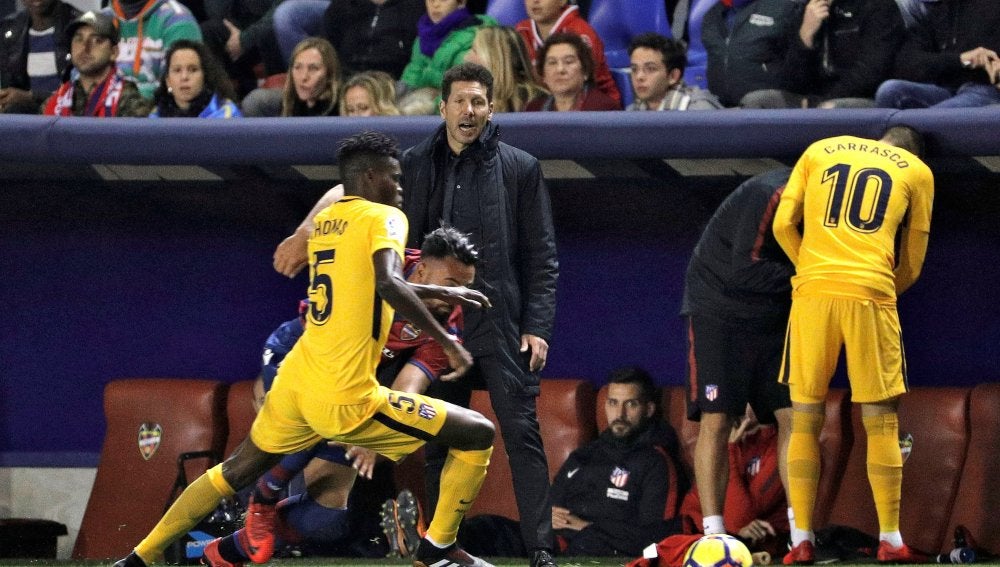 Simeone da instrucciones a sus jugadores durante el Levante - Atlético de Madrid