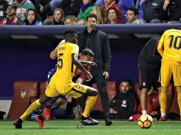 Simeone da instrucciones a sus jugadores durante el Levante - Atlético de Madrid Simeone da instrucciones a sus jugadores durante el Levante - Atlético de Madrid