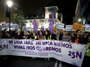 Vista general de la manifestación que ha recorrido el centro de Madrid contra la violencia de género