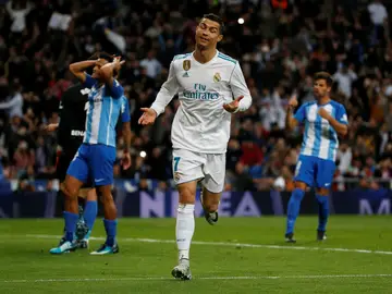 Cristiano Ronaldo celebra su gol de penalti contra el Málaga Cristiano Ronaldo celebra su gol de penalti contra el Málaga