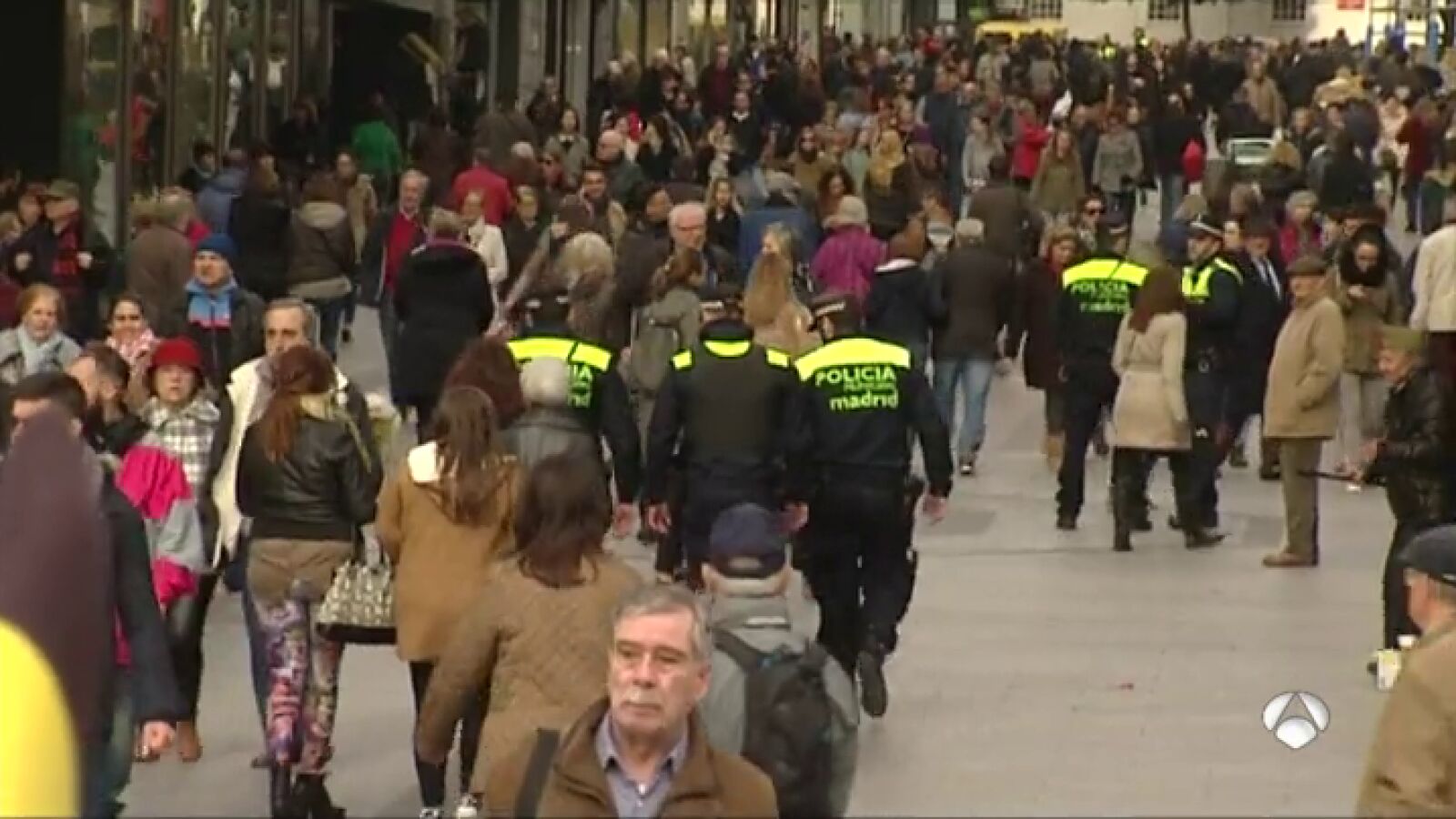 Empieza a reforzarse la seguridad en el centro de Madrid con más agentes y jardineras para bloquear el paso