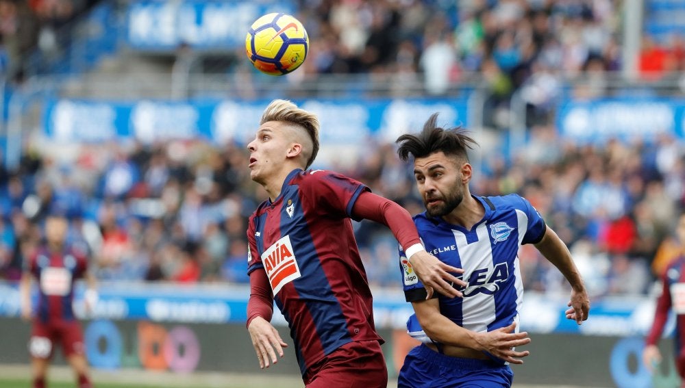 Alejo intenta controlar el balón ante Ugarte