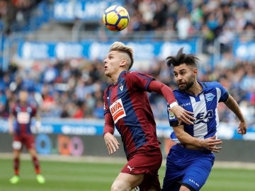 Alejo intenta controlar el balón ante Ugarte